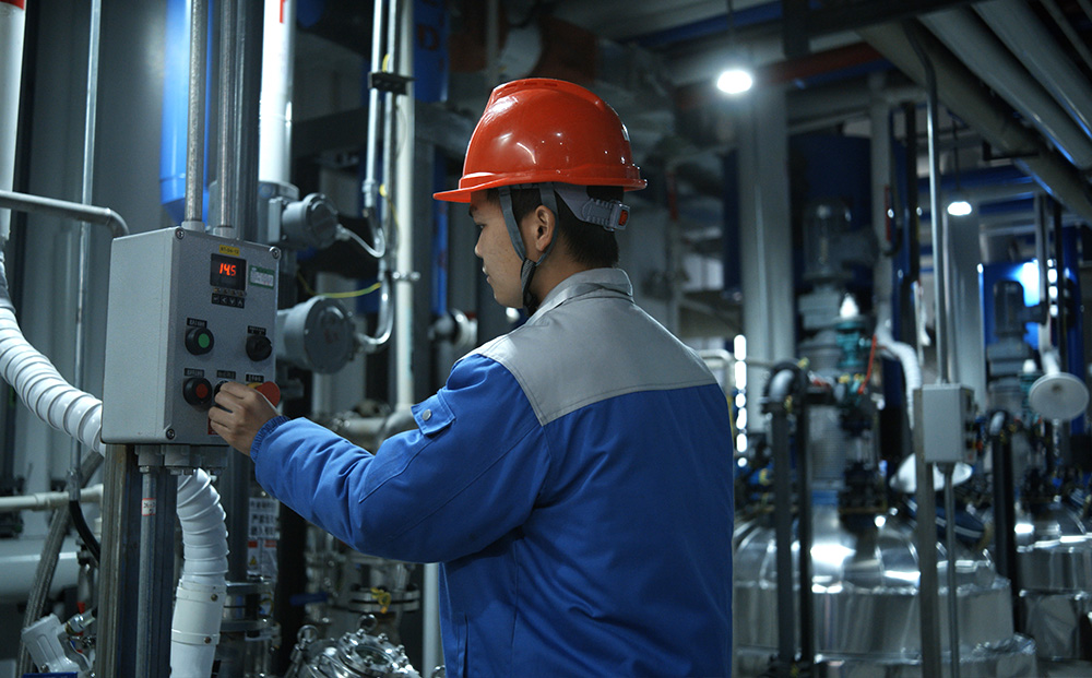 The factory strictly implements the ISO quality management system or meets the GMP production requirements for pharmaceutical raw materials